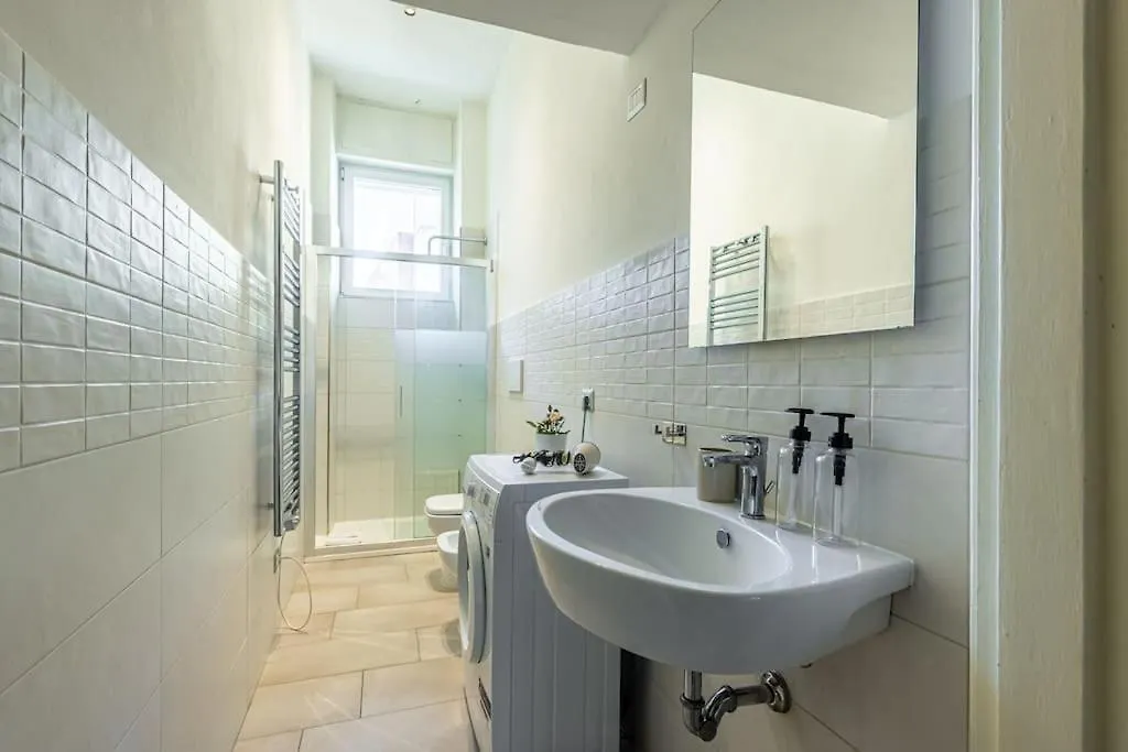 4 Bedrooms, 10 Guests, 250Sqm, Terrace, 5Mn Duomo Milán 0*,  Italia