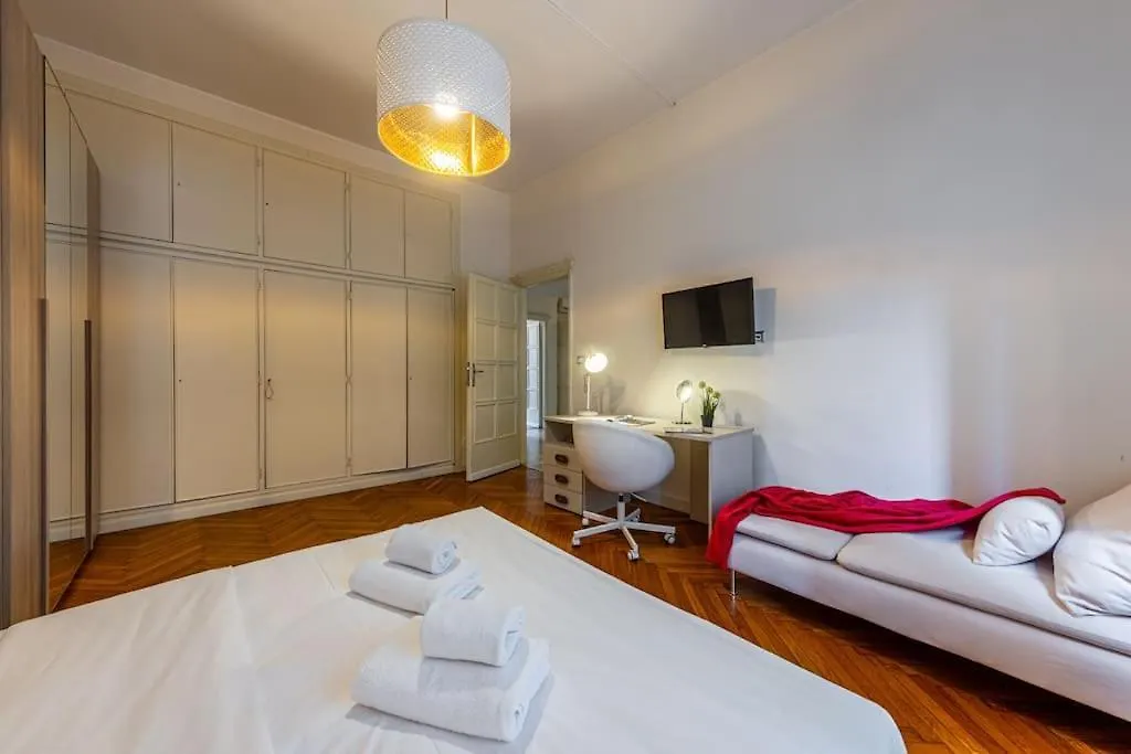4 Bedrooms, 10 Guests, 250Sqm, Terrace, 5Mn Duomo Milán 0*,  Italia