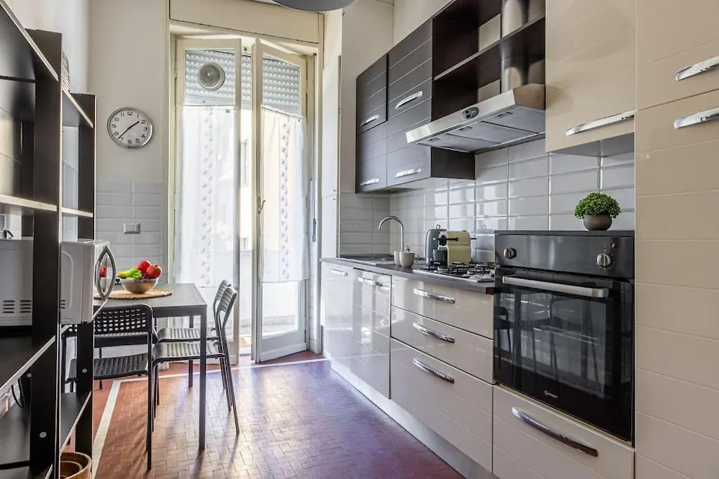 4 Bedrooms, 10 Guests, 250Sqm, Terrace, 5Mn Duomo Milán